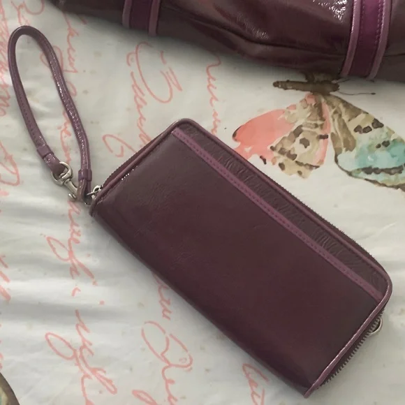 Coach Poppy Glossy Patent Tote in Plum and Berry w/matching wallet and hang tags - Picture 10 of 12